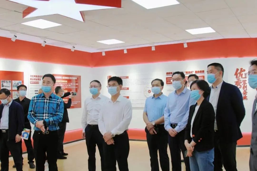 襄陽市委常委、棗陽市委書記等領(lǐng)導(dǎo)一行蒞臨我公司開展走訪調(diào)研